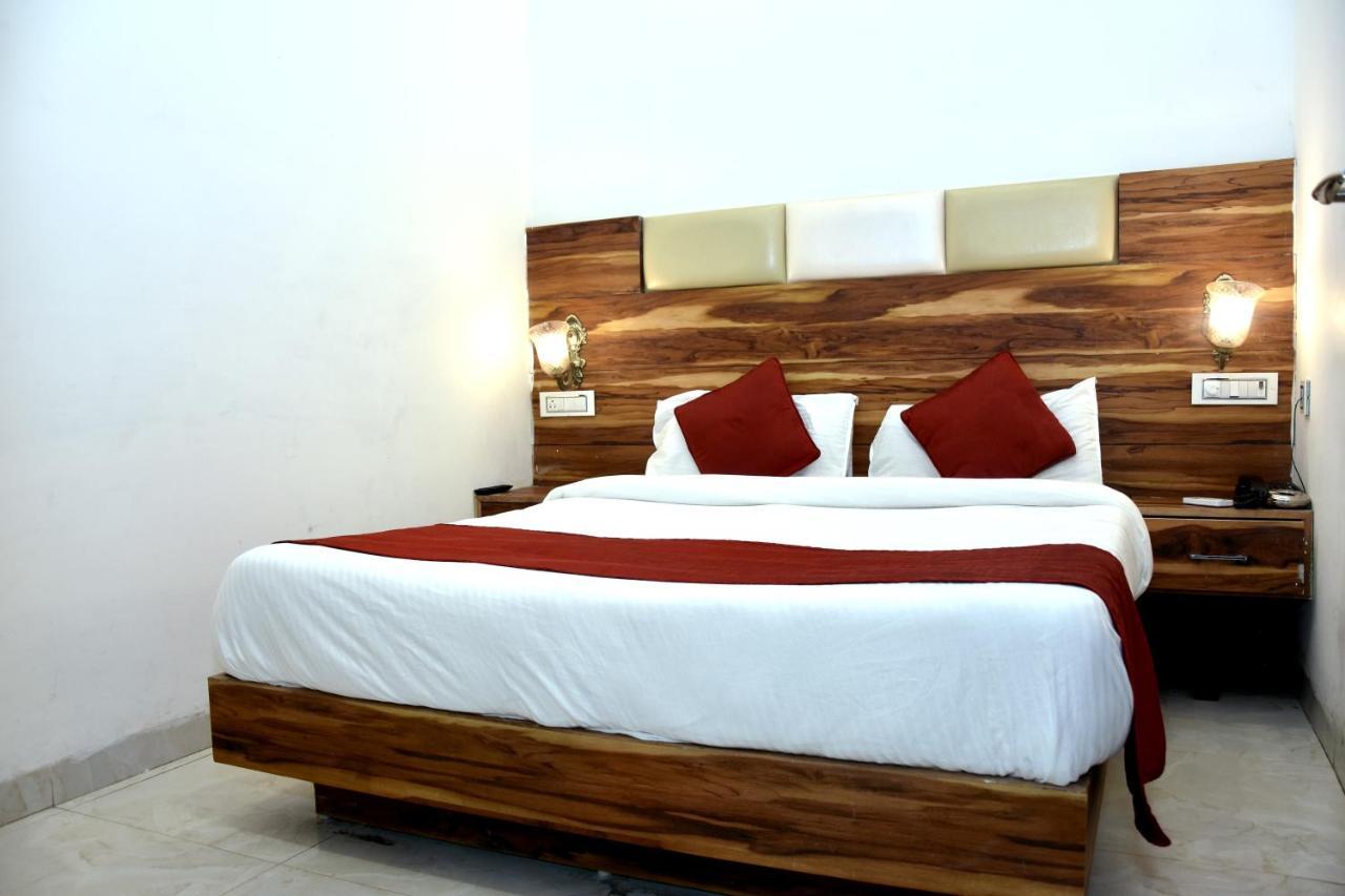 Hotel D Plaza Zirakpur Esterno foto