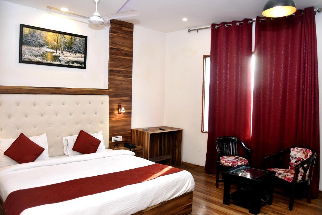 Hotel D Plaza Zirakpur Esterno foto