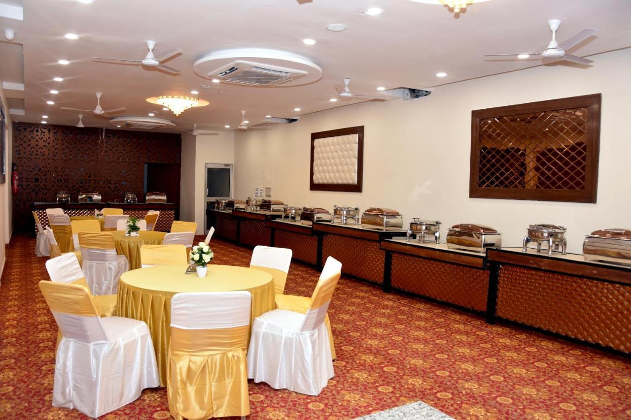 Hotel D Plaza Zirakpur Esterno foto