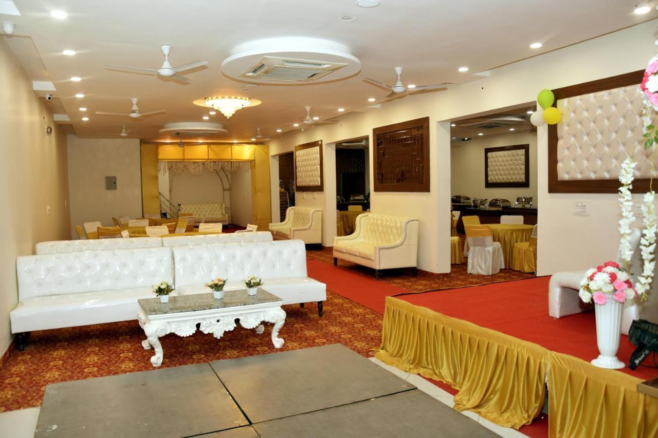 Hotel D Plaza Zirakpur Esterno foto
