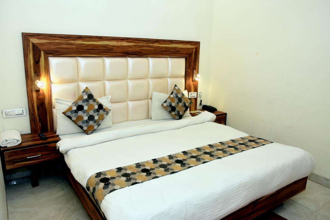 Hotel D Plaza Zirakpur Esterno foto