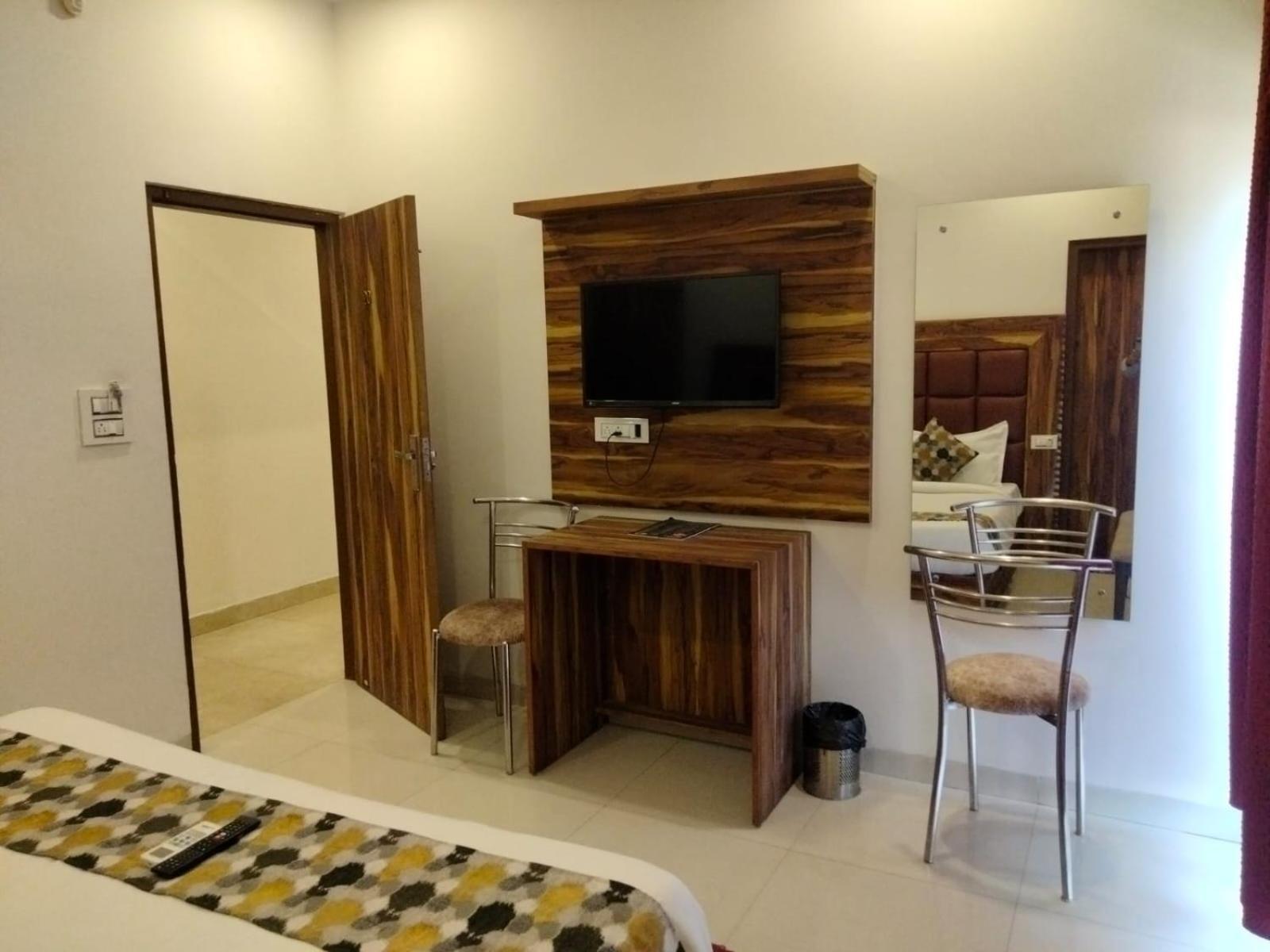 Hotel D Plaza Zirakpur Esterno foto