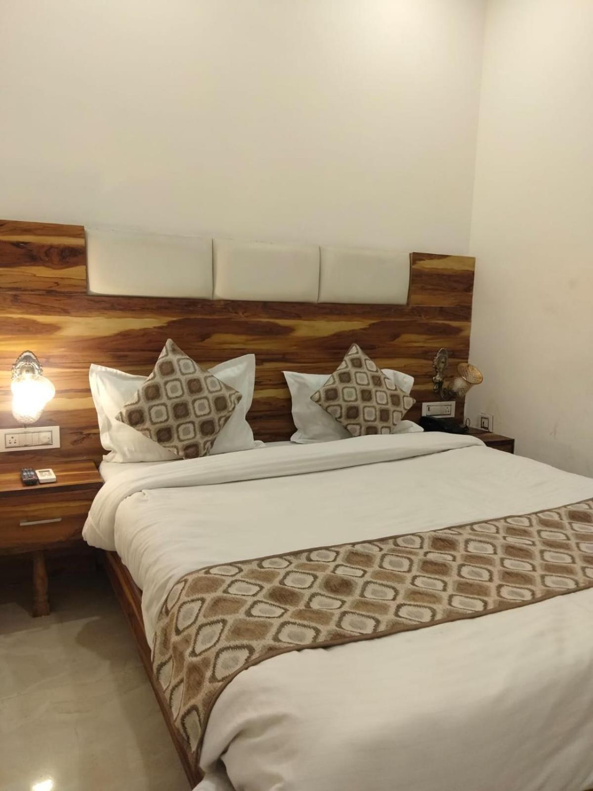 Hotel D Plaza Zirakpur Esterno foto
