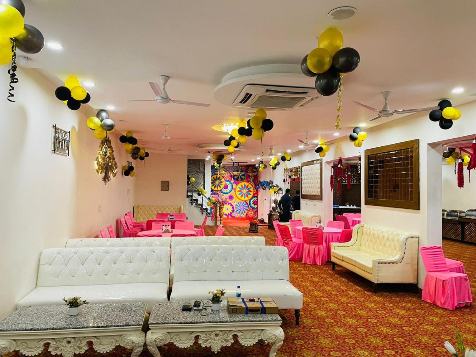 Hotel D Plaza Zirakpur Esterno foto