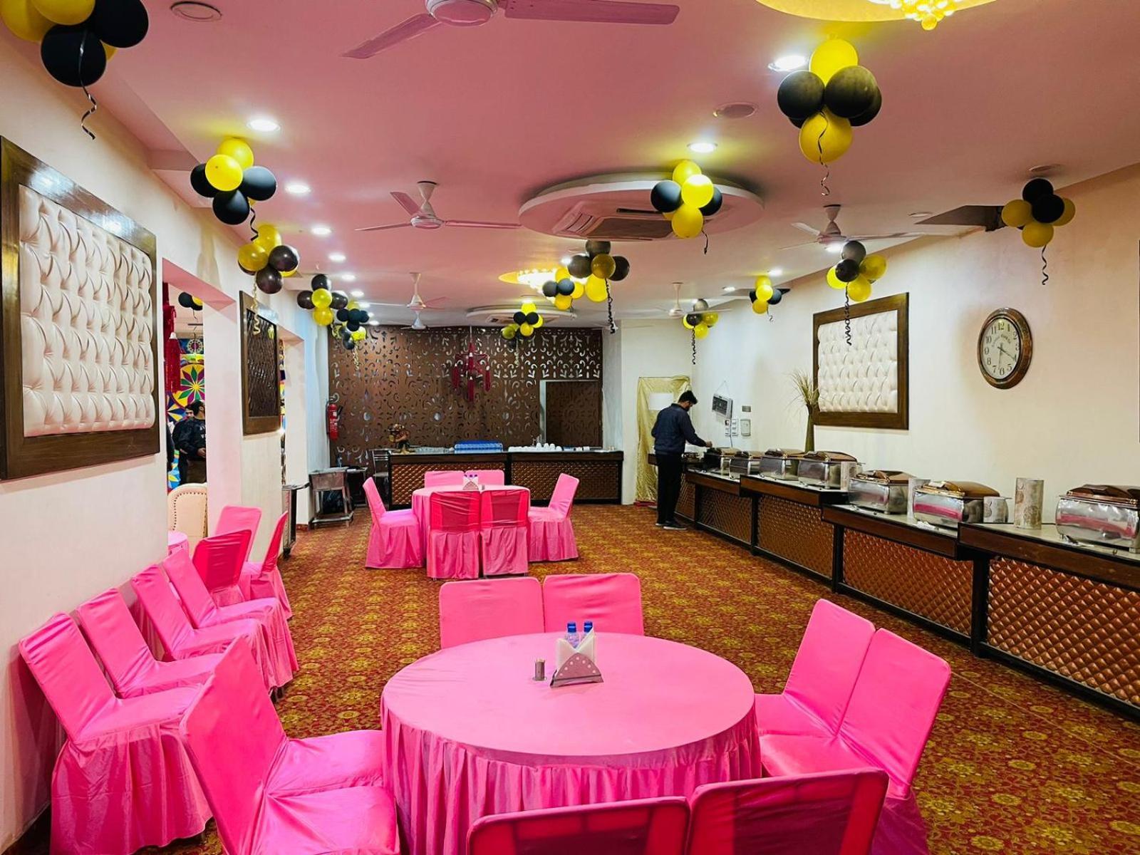 Hotel D Plaza Zirakpur Esterno foto