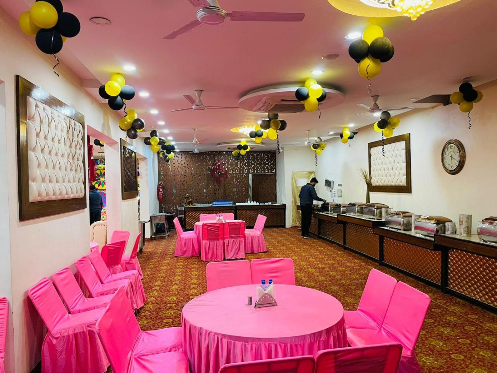 Hotel D Plaza Zirakpur Esterno foto