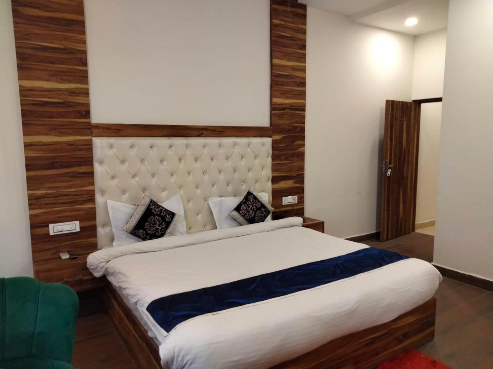 Hotel D Plaza Zirakpur Esterno foto