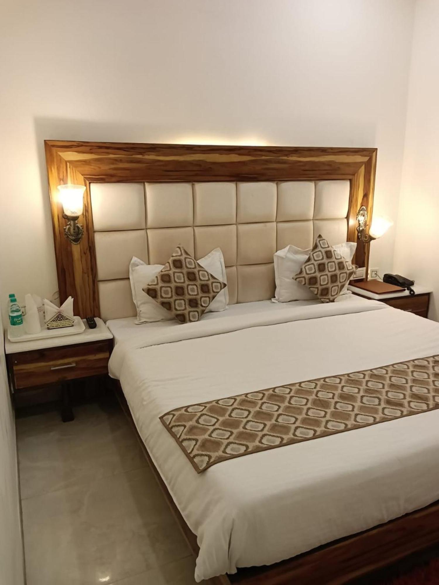Hotel D Plaza Zirakpur Esterno foto