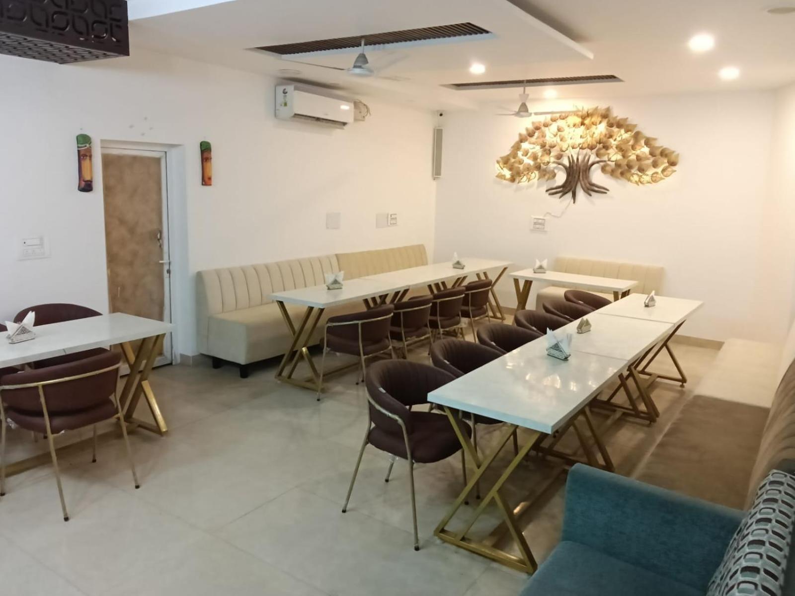Hotel D Plaza Zirakpur Esterno foto