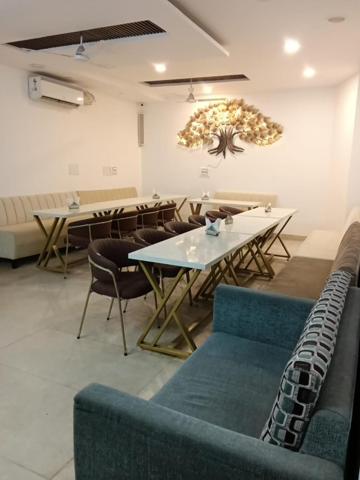 Hotel D Plaza Zirakpur Esterno foto