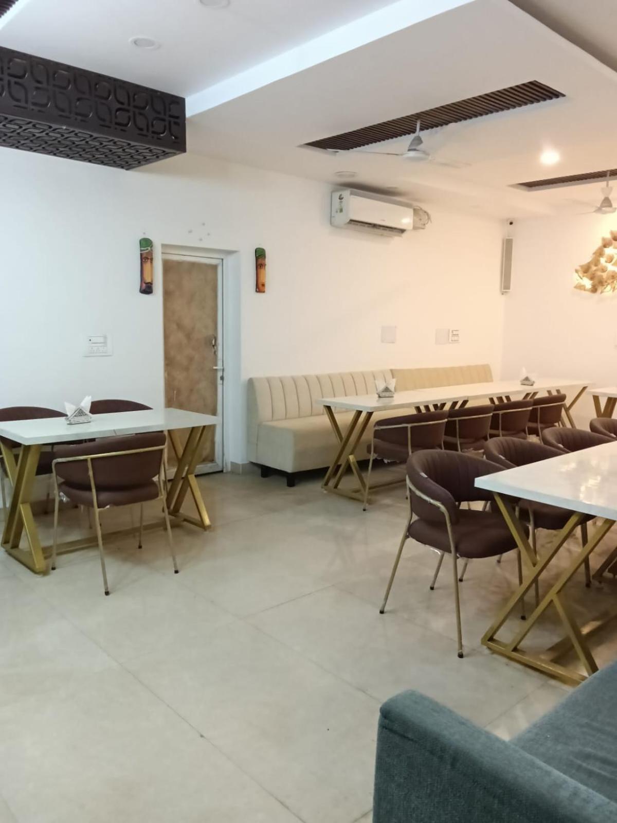 Hotel D Plaza Zirakpur Esterno foto